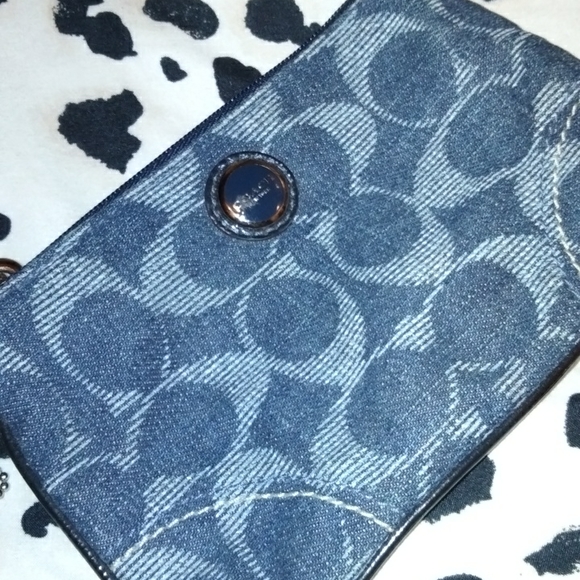 Iam selling a coach wristlet - Picture 4 of 4